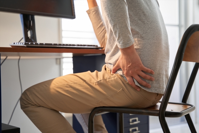 座り方の癖や疲労の蓄積も腰痛の原因になります