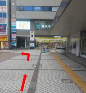 マツモトキヨシ平塚駅前店を正面に左へ曲がる