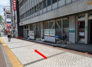 セブンイレブン平塚駅北口店を右手に通り過ぎる